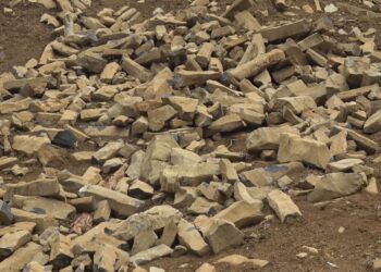 temuan batu-batu berbentuk tak lazim di lokasi penambangan galian C, Bukik Paladangan, Korong Surantiah, Nagari Lubuk Alung, Kabupaten Padang Pariaman, Sumatera Barat